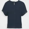 Filippa K EMERY - Basic T-shirt - Dark Blue 2 Filippa K EMERY - Basic T-shirt - Dark Blue -Filippa K shop 00340919501d466a92e54a963e4c4063
