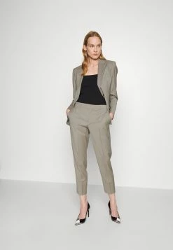 Filippa K EMMA CROPPED COOL TROUSER - Trousers - Grey 11 Filippa K EMMA CROPPED COOL TROUSER - Trousers - Grey -Filippa K shop 160ddf2f3f0e40fe8cdc252a6b95707b