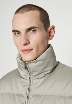 Filippa K ABISKO PUFFER JACKET - Down Jacket - Oyster Grey 13 Filippa K ABISKO PUFFER JACKET - Down Jacket - Oyster Grey -Filippa K shop 16a8c76f58bd46a993b66a52afb4d7cb