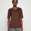 Filippa K ELENA TEE - Basic T-shirt - Mahogany 2 Filippa K ELENA TEE - Basic T-shirt - Mahogany -Filippa K shop 2282e552cda941d89c0c792b0394dbf2