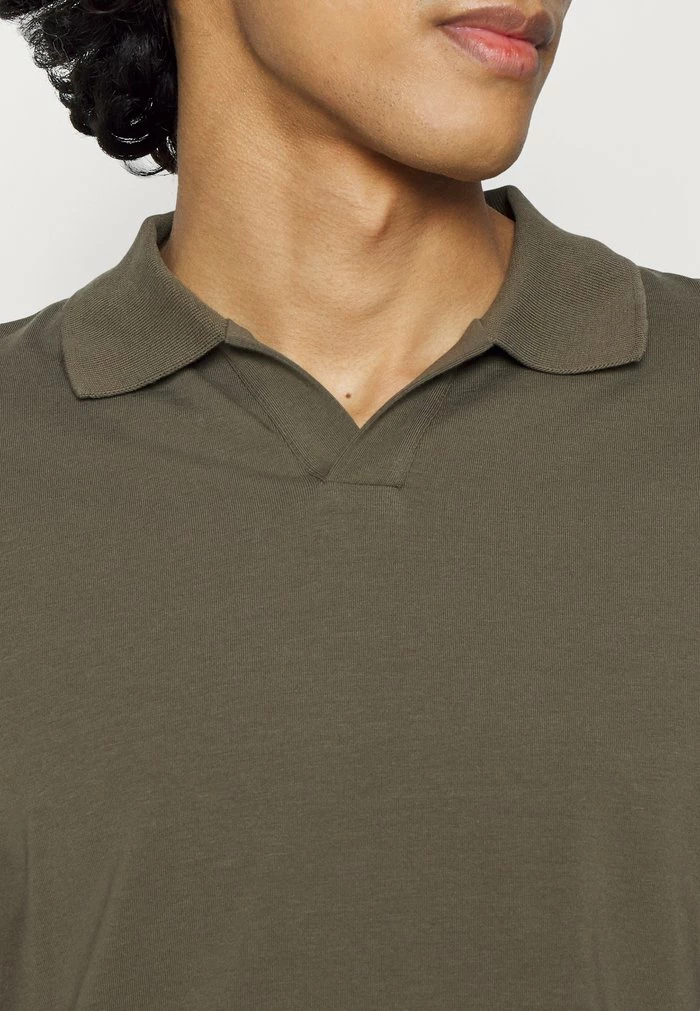 Filippa K LONG SLEEVE - Polo Shirt - Dark Olive 10 Filippa K LONG SLEEVE - Polo Shirt - Dark Olive - Image 8