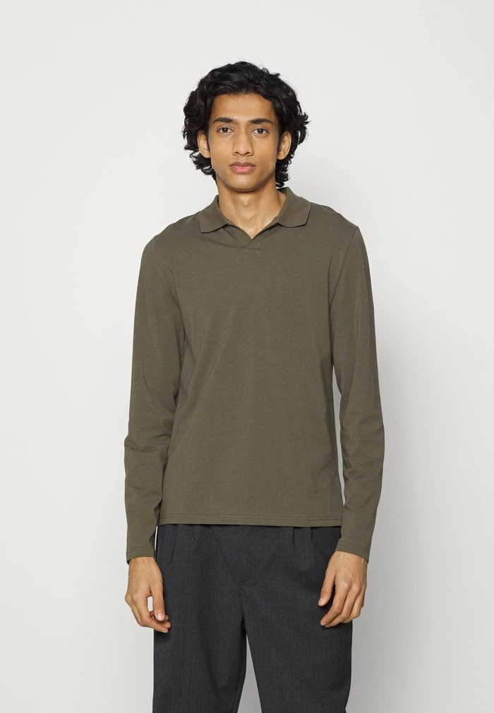 Filippa K LONG SLEEVE - Polo Shirt - Dark Olive 5 Filippa K LONG SLEEVE - Polo Shirt - Dark Olive - Image 3