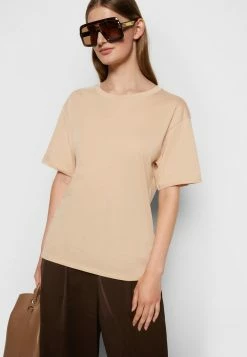 Filippa K Basic T-shirt - Dune Beige -Filippa K shop 37f0cc7ba41c4281ba03210dfe837fee