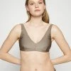 Filippa K SHIMMER BRA - Bikini Top - Sand Beige 2 Filippa K SHIMMER BRA - Bikini Top - Sand Beige -Filippa K shop 3aad651adaf4480db279d091fc3c7feb