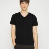 Filippa K V NECK TEE - Basic T-shirt - Black -Filippa K shop 927dd3dc65f74596aabebcdf1fe9f006