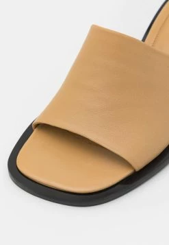 Filippa K NALMA MID HEEL - Heeled Mules - Dune Beige 15 Filippa K NALMA MID HEEL - Heeled Mules - Dune Beige -Filippa K shop b5f2d48482db4ba895c8b24072331aea