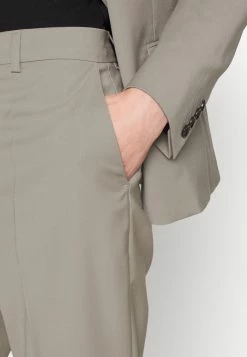 Filippa K EMMA CROPPED COOL TROUSER - Trousers - Grey 13 Filippa K EMMA CROPPED COOL TROUSER - Trousers - Grey -Filippa K shop cf9296f64e4f47e4b55546566f0213d5