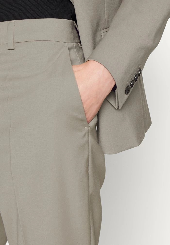 Filippa K EMMA CROPPED COOL TROUSER - Trousers - Grey 8 Filippa K EMMA CROPPED COOL TROUSER - Trousers - Grey - Image 6